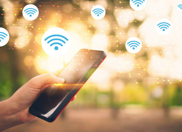 How can Smart WiFi antennas improve wireless network performance?